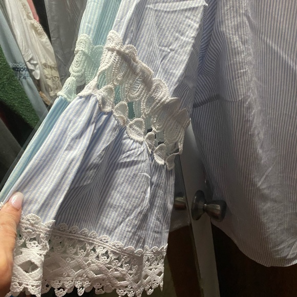 Pin stripe blouse with lacy sleeves Size 1X - Picture 2 of 3